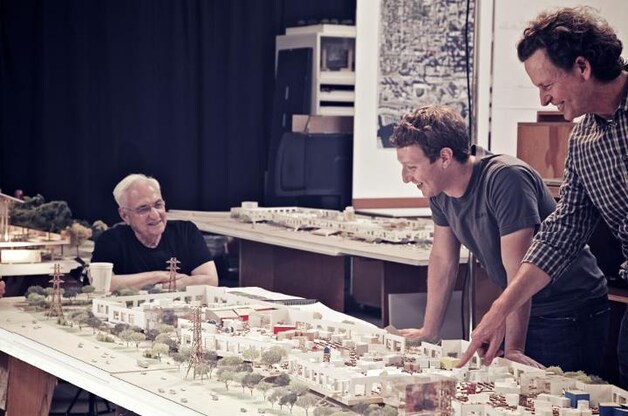 Zuckerberg bekijkt de macquette van de nieuwe campus.