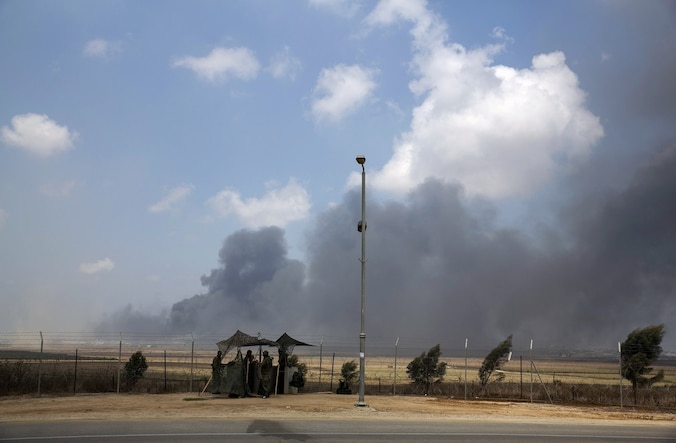 Rook stijgt op bij de grens van Gaza.