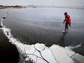 Schaatsfanaat Jacob Brandsma kijkt op het Slotermeer in Friesland of er al geschaatst kan worden op de Elfstedenroute bij de monding van de Luts.