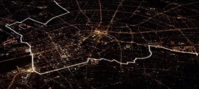 Deze bewerkte foto toont hoe de muur er vanuit de lucht zou uitzien.