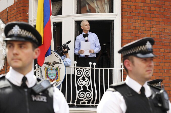 WikiLeaks-oprichter Julian Assange spreekt met de pers vanuit de ambassade van Ecuador in Londen. (Archiefbeeld)