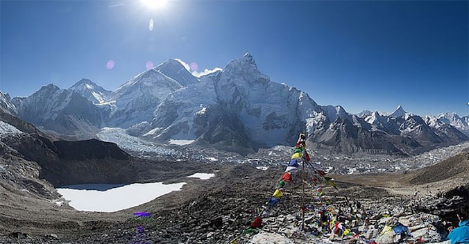 Zicht op de top van de Mount Everest vanuit het basiskamp.