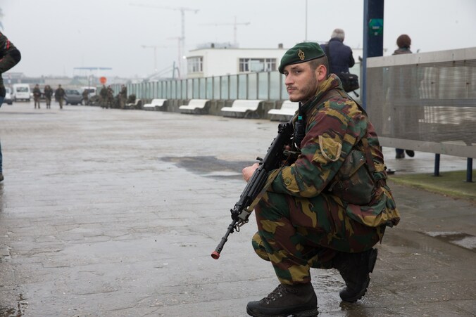 Een militair tijdens een evacuatie-oefening in oostende vorig jaar. Krijgen we straks soldaten in de straten?