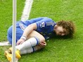 David Luiz lacht nadat hij ziet dat Rafael da Silva rood krijgt.