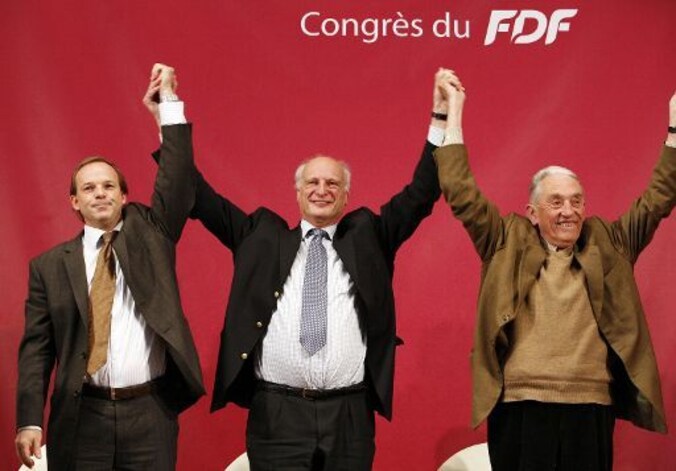 De drie niet-benoemde burgemeesters Damien Thiéry (Linkebeek) naast Arnold d'Oreye de Lantremange (Kraainem) en Francois Van Hoobrouck (Wezembeek-Oppem)