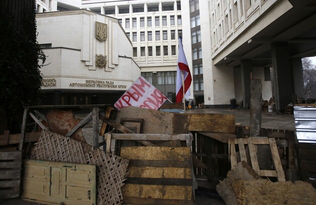 Barricades voor het parlementsgebouw op de Krim. Op het bord staat 'Krim Rusland' geschreven.
