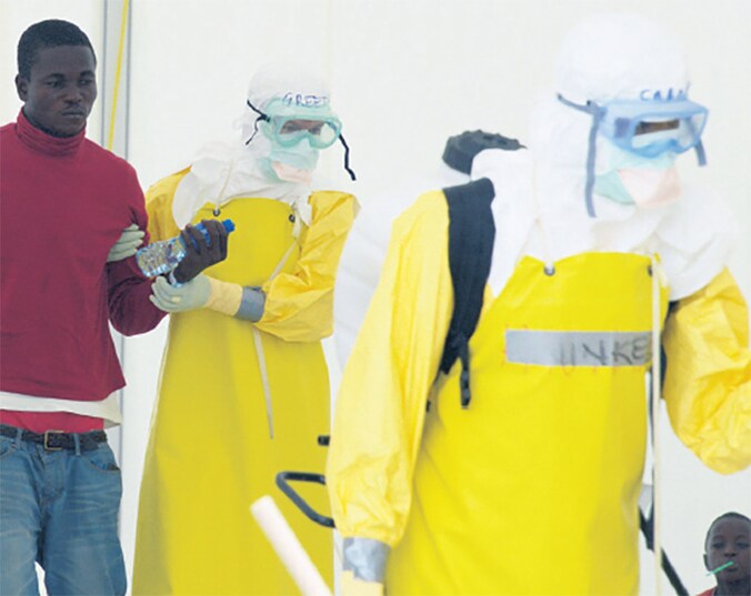 Hulpverleners begeleiden een mogelijke patiënt in Liberia.