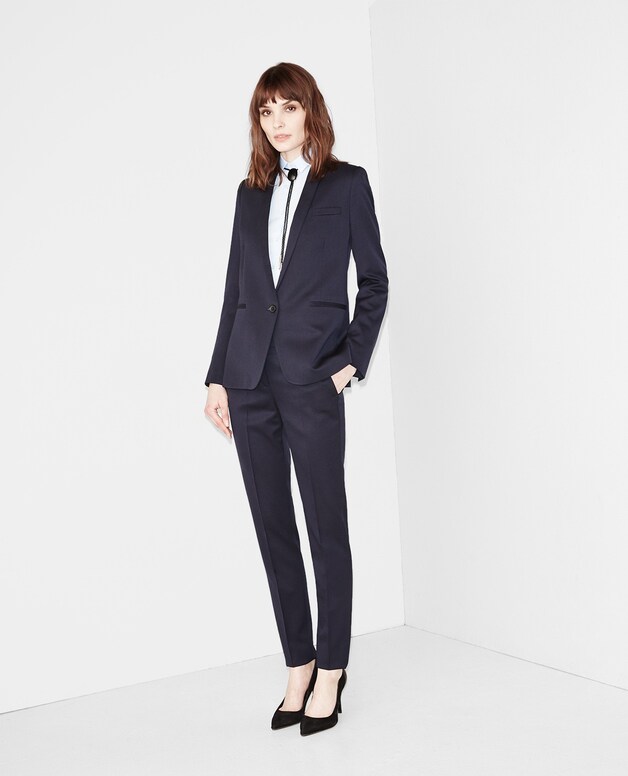 Blazer € 325 en broek € 175, allebei van The Kooples.