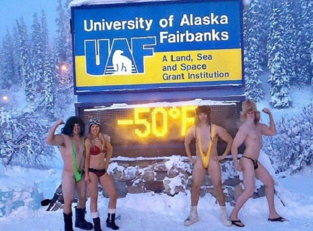 De die-hards in Alaska: bij -50 in mankini.