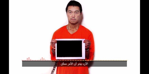 In de video houdt de Japanse gevangene Kenji Goto een foto in de lucht waaruit moet blijken dat zijn landgenoot en medegevangene, Haruna Yukawa, is onthoofd. Wij kiezen ervoor om dat beeld niet te tonen.