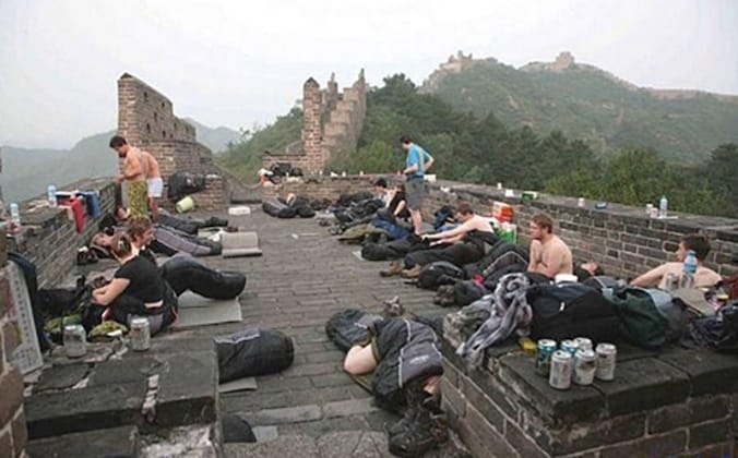 Overnachten op de Chinese muur is verboden, toch spreiden toeristen daar hun slaapzak.
