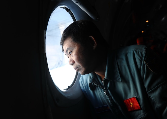 Een piloot van de Vietnamese luchtmacht zoekt naar wrakstukken van de vermiste Boeing.