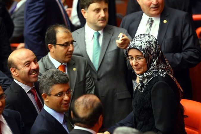 Zowel de oppositie als de regerende AK-partij van premier Erdogan stemden in met de versoepeling van de regels.
