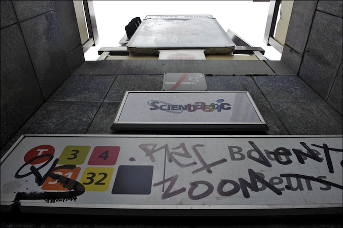 Ingang van het metrostation 'Beurs'.