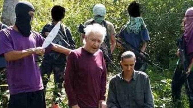 Stephan Victor Okoveix en Henrike Diesen, omringd door Abu Sayaff-rebellen