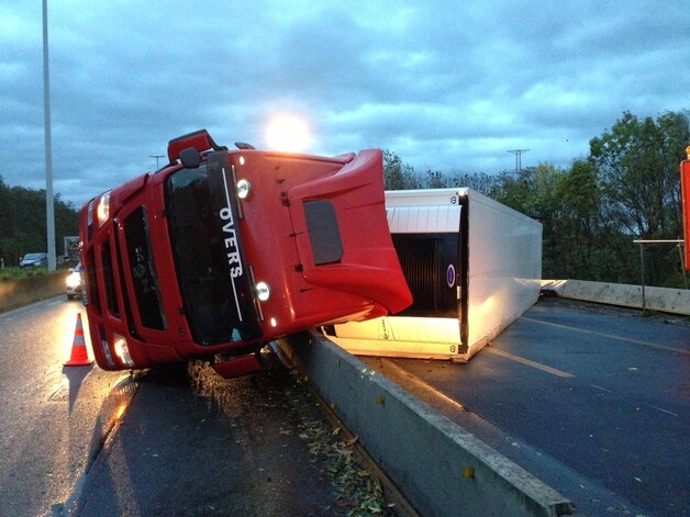 Op de E34 on Oelegem kantelde een vrachtwagen.