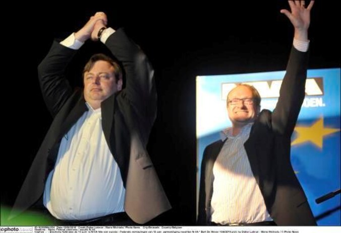 Bart De Wever en Ben Weyts na de verkiezingsoverwinning in juni. De N-VA zou nu zelfs 4,8 procent beter doen.