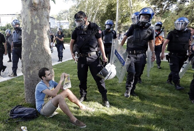 De oproerpolitie drijft demonstranten weg van het Gezipark.