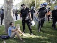 De oproerpolitie drijft demonstranten weg van het Gezipark.