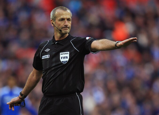 De ref Martin Atkinson in actie.