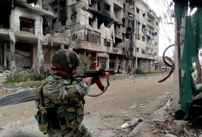 Een Syrische militair in actie