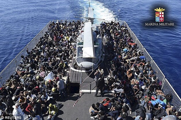 In minder dan 48 uren tijd werden 5.800 migranten uit hun boten geplukt in één van de grootste reddingsoperaties van dit jaar. Dat meldt de Italiaanse kustwacht.