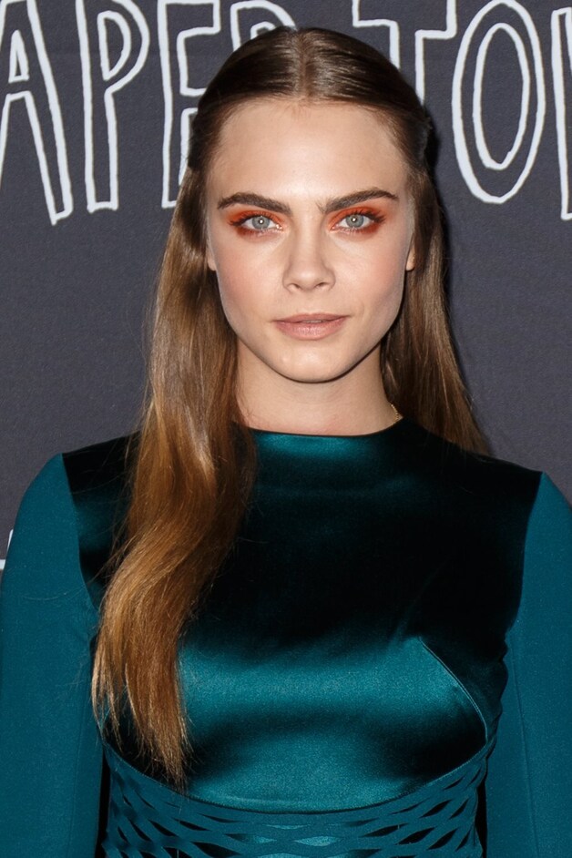 Ze stopt dan wel als model, Cara Delevingne is nog steeds mee met de nieuwste trends.