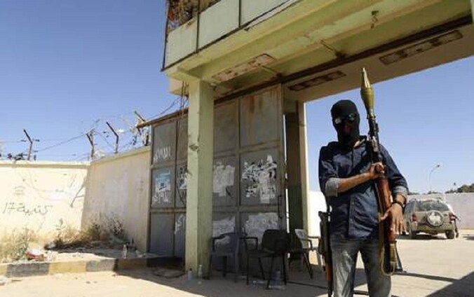 Een gewapende militair van de Libische strijdkrachten in Benghazi.