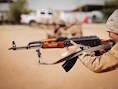 Abdullah uit Kazachstan krijgt een gevechtstraining met een AK-47.