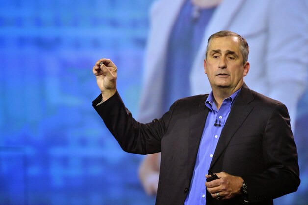 Intelbaas Brian Krzanich met zijn 'computer-in-een-knoop' Curie.