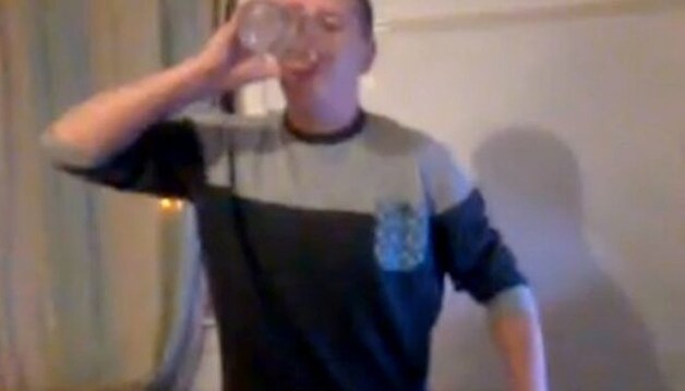 Andrew dronk wodka uit een bierglas met een levende vis. Het beest leeft nog, zo verklaarde hij achteraf.
