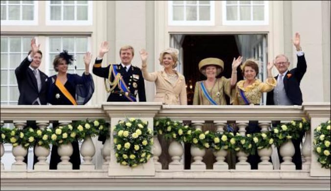 De Nederlandse koninklijke familie vanaf het balkon van paleis Noordeinde tijdens Prinsjesdag.