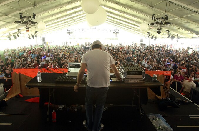 Gui Boratto (live) op het Amerikaanse festival Coachella in 2009.