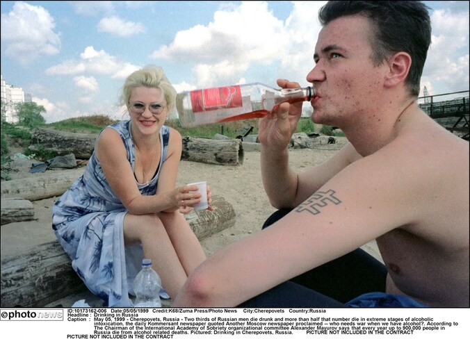 Een jong Russisch koppel geniet van hun wodka.