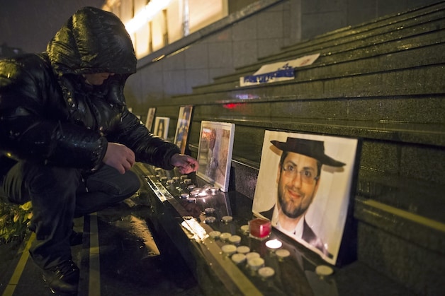 Kaarsen worden aangestoken voor de slachtoffers van de schietpartij in Toulouse in 2012.