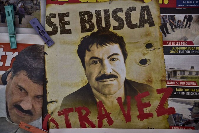 Een poster van 'El Chapo' in een krantenkiosk met opschrift: "Gezocht, Opnieuw"