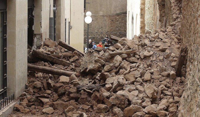 Door de hevige regenval stortte ook een gedeelte van de eeuwenoude stadsmuren van Soria in
