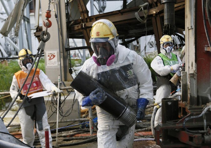 Werkers van Tepco aan het werk om een grote ondergrondse muur te bouwen die lekkend nucleair water in Fukushima moeten tegenhouden (archiefbeeld).