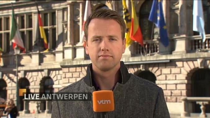 Philippe Beinaerts, voor het Antwerps Stadhuis.