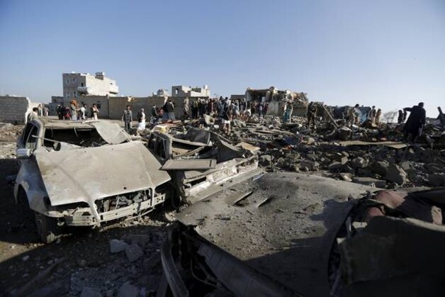 Het resultaat van luchtaanvallen nabij het vliegveld in Sanaa.