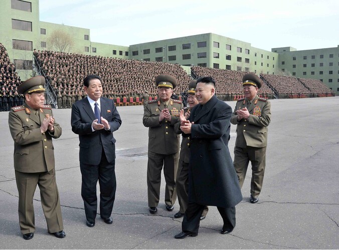 De Noord-Koreaanse leider Kim Jong-un tijdens een fotosessie met leden van het leger in Pyongyang, 2013.