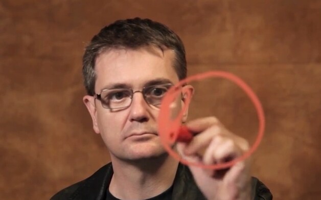 Stéphane Charbonnier oftwel Charb aan het werk voor Clowns zonder grenzen.