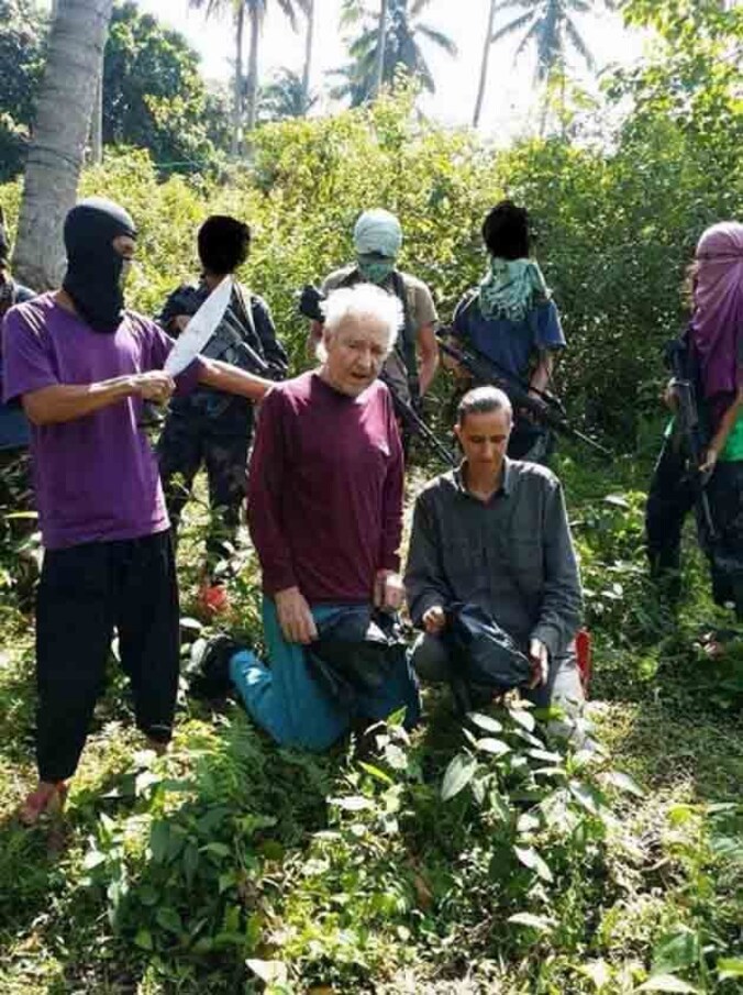 Stephan Victor Okoveix en Henrike Diesen, omringd door Abu Sayaff-rebellen