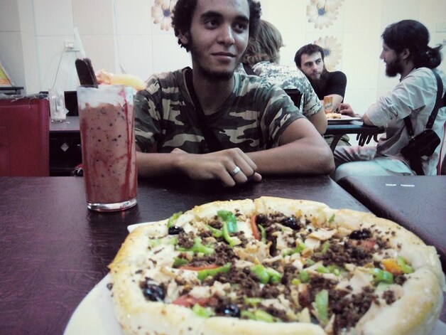 Abdelmalek Boutalliss in een snackbar in ar-Raqqah.