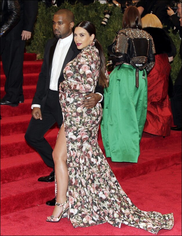 Het bloemengordijn van de toen nog hoogzwangere Kim K. werd uitgeroepen tot 2de grootste modeblunder van het jaar.