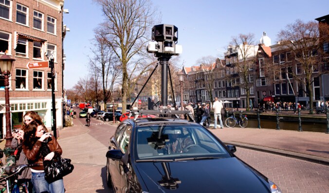 Een 'Street View'-auto van Google in Amsterdam