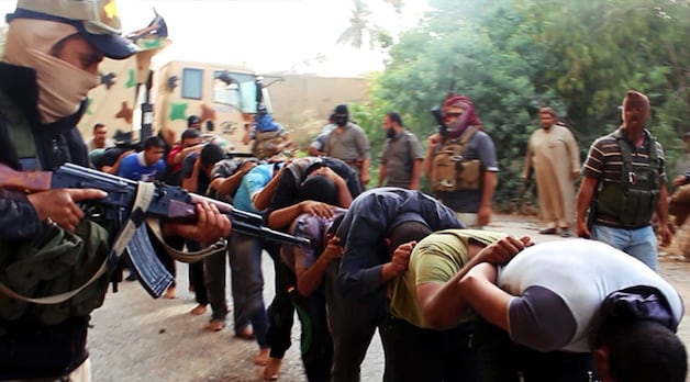 Tikrit is ook de plaats waar strijders van ISIS op zaterdag 14 juni Iraakse soldaten in burgerkleding gevangen namen en naar verluidt doodschoten.