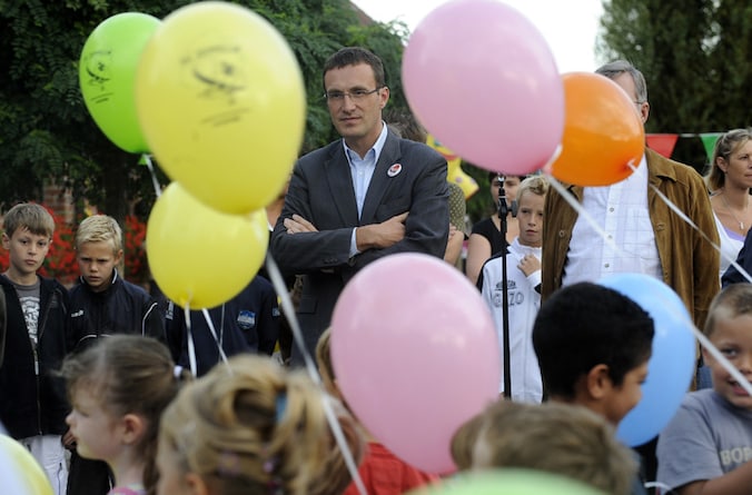 De directeuren overhandigden vandaag een enquête bij minister van Onderwijs Pascal Smet.