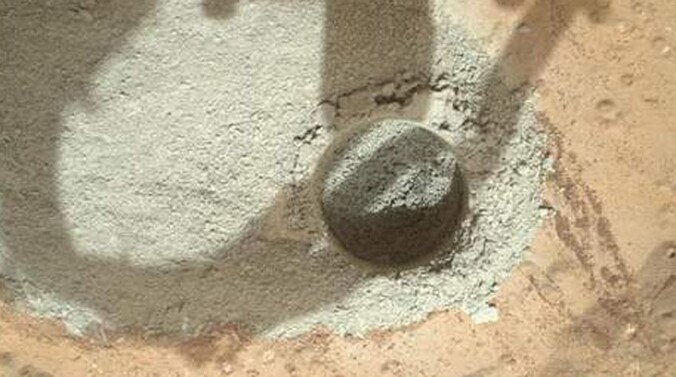 Het gat dat Curiosity in het Marsoppervlak boorde.