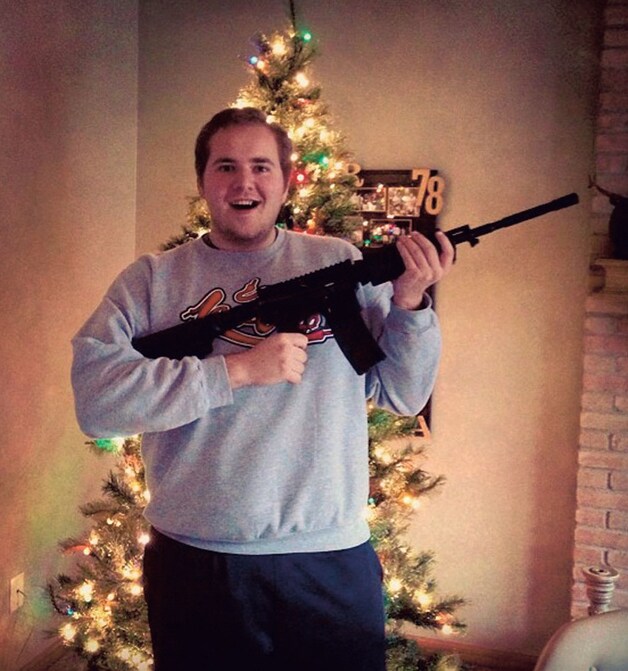 Instagram staat dezer dagen vol met foto's van 'het ideale geschenk onder de kerstboom': zoals een semi-automatische AR-15.